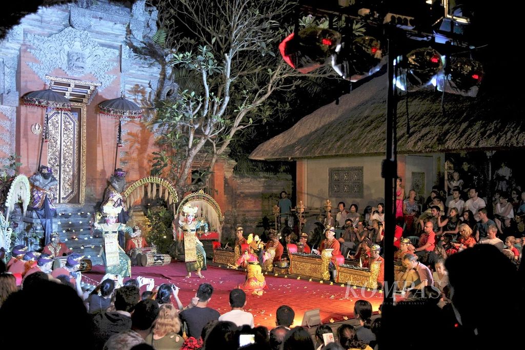  Puri Ubud Dance Performance - Foreign tourists enjoy Balinese dance performances at Puri Saren Agung Ubud, Gianyar Regency, Bali,