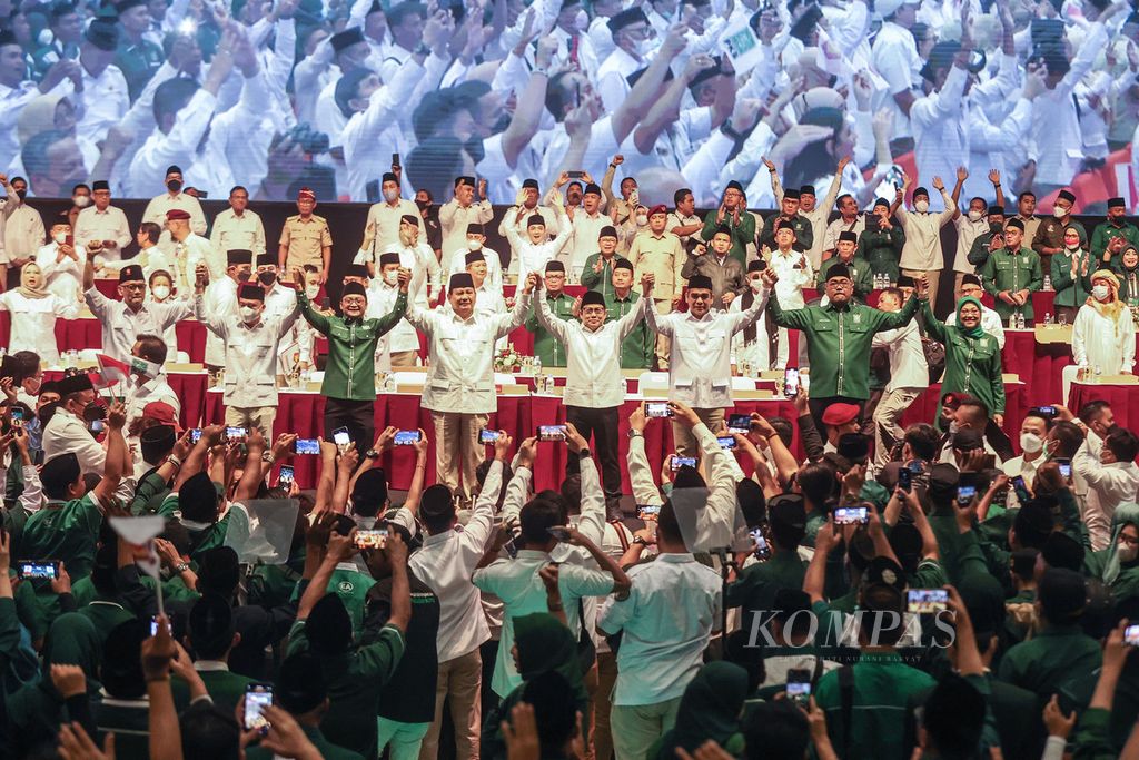 Ketua Umum Partai Gerindra Prabowo Subianto (empat dari kiri) dan Ketua Umum Partai Kebangkitan Bangsa (PKB) Muhaimin Iskandar (empat dari kanan) mendeklarasikan koalisi antara Partai Gerindra dan PKB dalam Pemilu 2024 di Sentul, Bogor, Jawa Barat, Sabtu (13/8/2022). Dalam rapat pimpinan nasional Partai Gerindra, Prabowo Subianto menyatakan maju menjadi calon presiden pada Pilpres 2024.