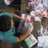 100 Tenaga Harian Lepas Lipat Surat Suara Pilkada 2020 di Manado