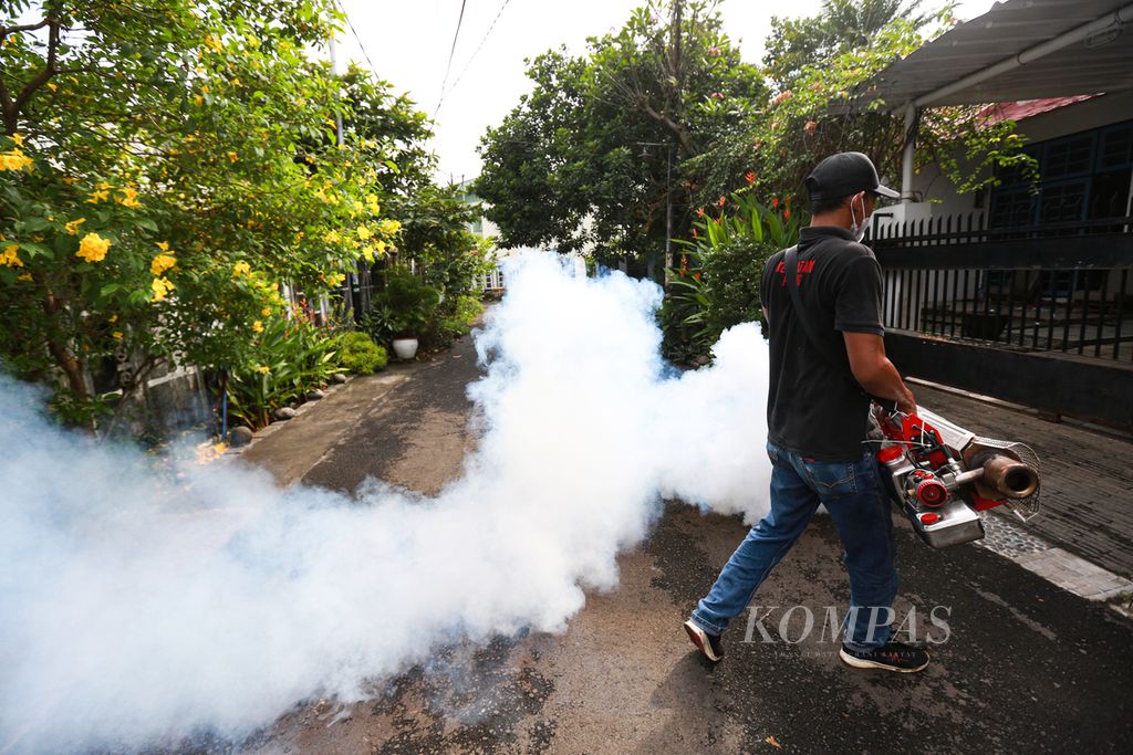 Petugas dari Palang Merah Indonesia melakukan pengasapan di lingkungan RW 002 Kelurahan Cipadu Jaya, Larangan, Kota Tangerang, Banten, Kamis (14/7/2022). Permintaan pengasapan di lingkungan tempat tinggal meningkat menyusul masih tingginya kasus penyakit demam berdarah.