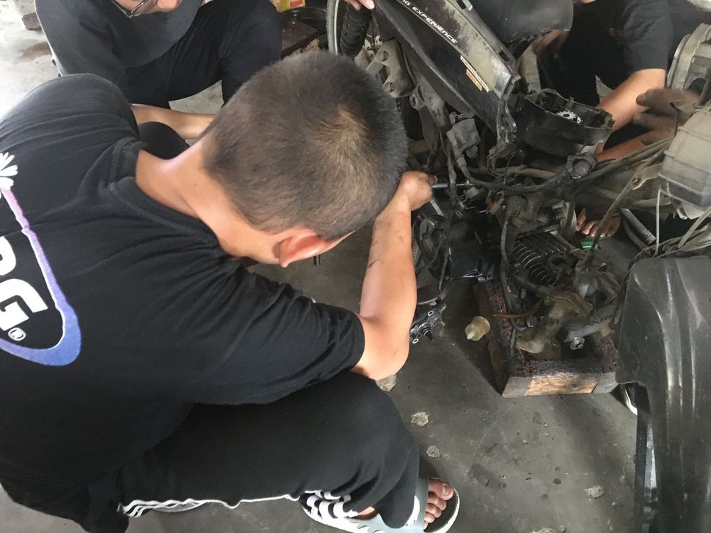 AL (17), joki prostitusi daring asal Kota Bogor, Jawa Barat tengah mengikuti pelatihan mekanik di salah satu rumah aman di Jakarta, Kamis (12/1/2023).
