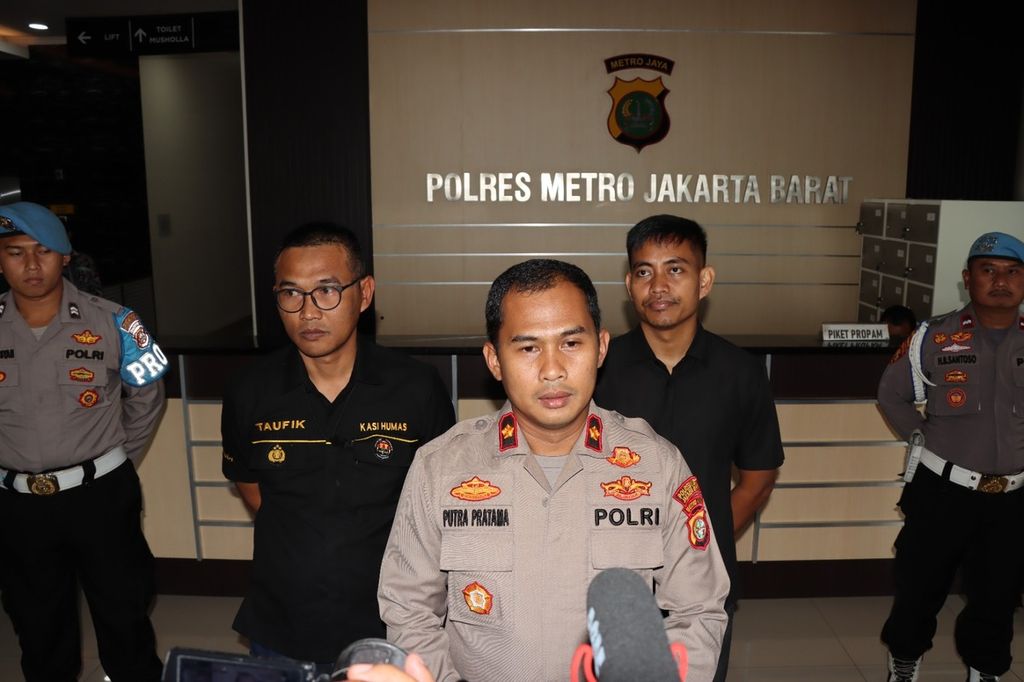 Kepala Kepolisian Sektor Tambora Komisaris Putra Pratama