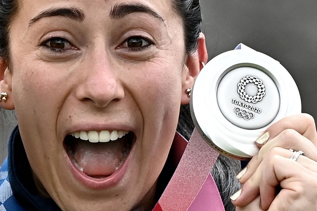 Mariana Pajon dari Kolombia merayakan di podium pada upacara kemenangan acara balap sepeda BMX wanita di Ariake Urban Sports Park selama Olimpiade Tokyo 2020 di Tokyo, Jepang, 30 Juli 2021.