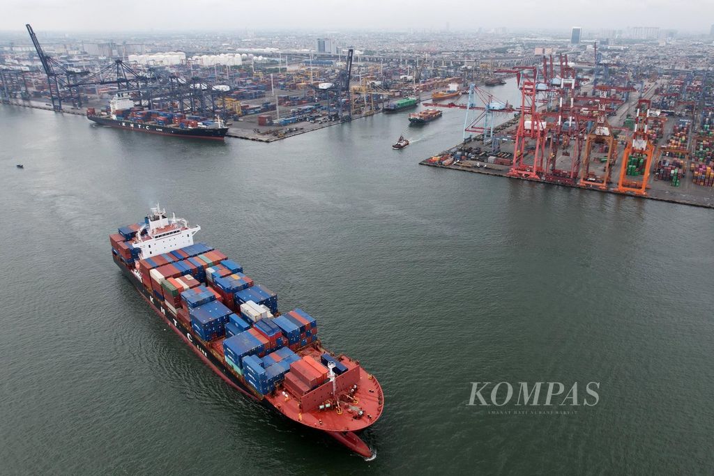 Kapal kontainer meninggalkan Pelabuhan Tanjung Priok, Jakarta, setelah melakukan bongkar muat peti kemas, Kamis (2/2/2023).