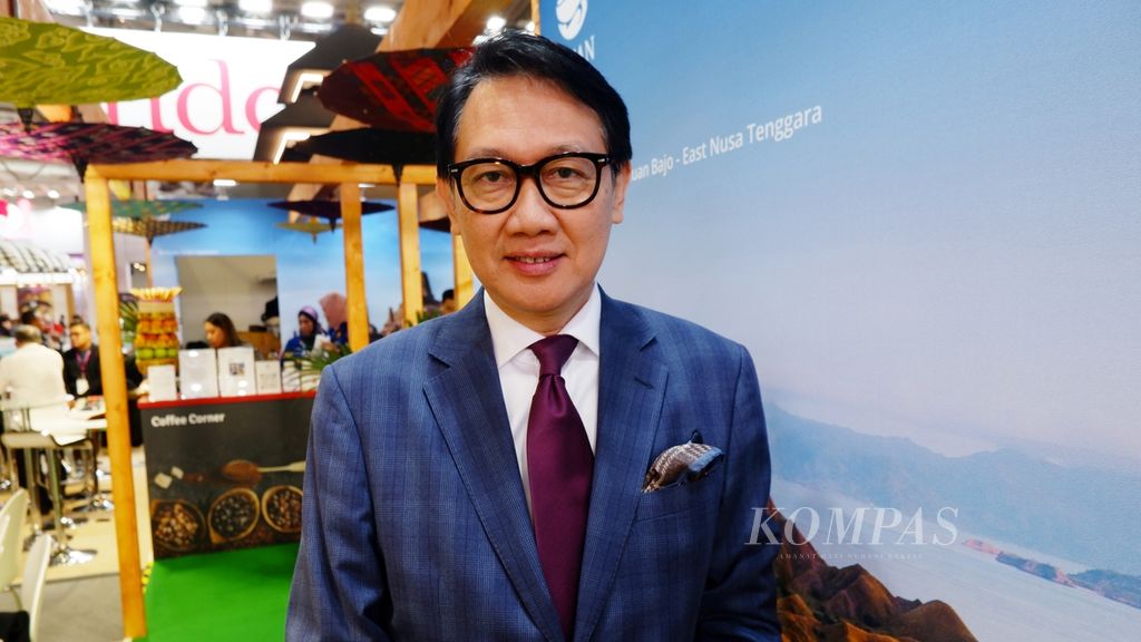Duta Besar Indonesia untuk Jerman Arif Havas Oegroseno di paviliun Indonesia pada Internationale Tourismus Borse (ITB) Berlin 2023, di Messe, Berlin, Jerman, Rabu (8/3/2023).
