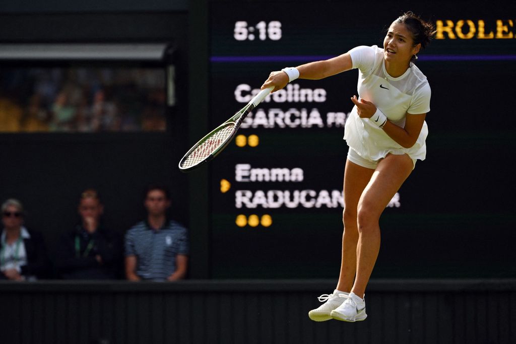 Petenis Inggris, Emma Raducanu, memukul bola saat menghadapi Caroline Garcia (Perancis) pada babak kedua tunggal putri Wimbledon 2022 di All England Tennis Club in Wimbledon, London, Rabu (29/6/2022) waktu setempat. Raducanu takluk, 3-6, 3-6. 