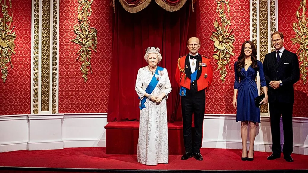 Patung Ratu Elizabeth II, Pangeran Philip, serta Pangeran William dan Kate Middleton, Duchess of Cambridge, di Museum Madame Tussauds di London, Inggris, Kamis (9/1/2020). Perusahaan boneka Barbie secara khusus menciptakan sosok boneka Barbie edisi Ratu Elizabeth II untuk merayakan 70 tahun bertakhta di Kerajaan Inggris tahun ini. 