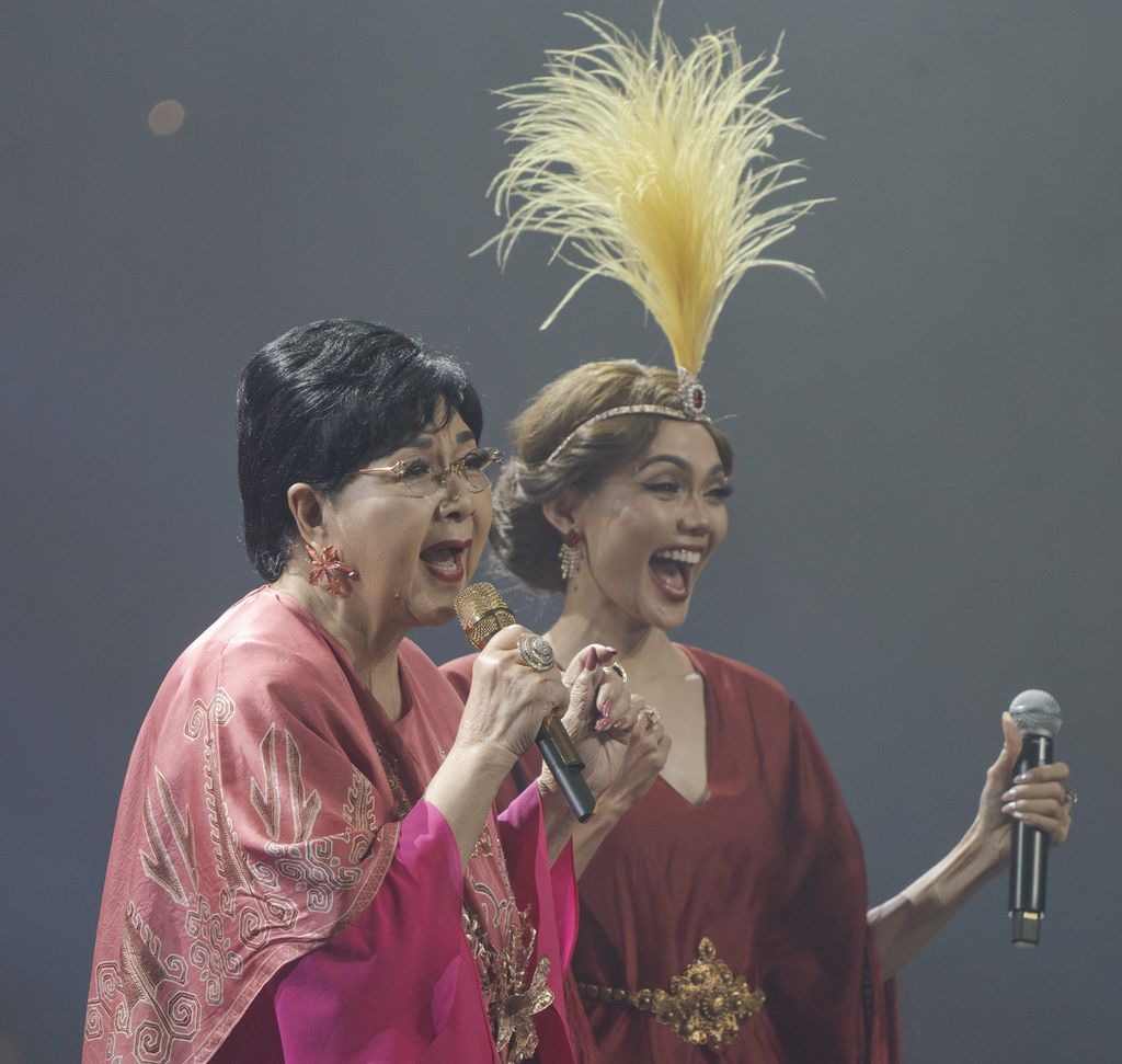 Rina Nose (kanan) dan Titiek Puspa