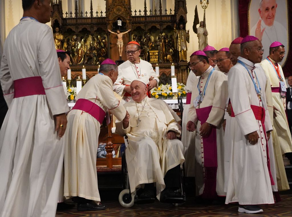 Setelah sesi foto, sejumlah uskup menyapa dan menyalami Paus Fransiskus di Gereja Katedral Jakarta, Rabu (4/9/2024). 