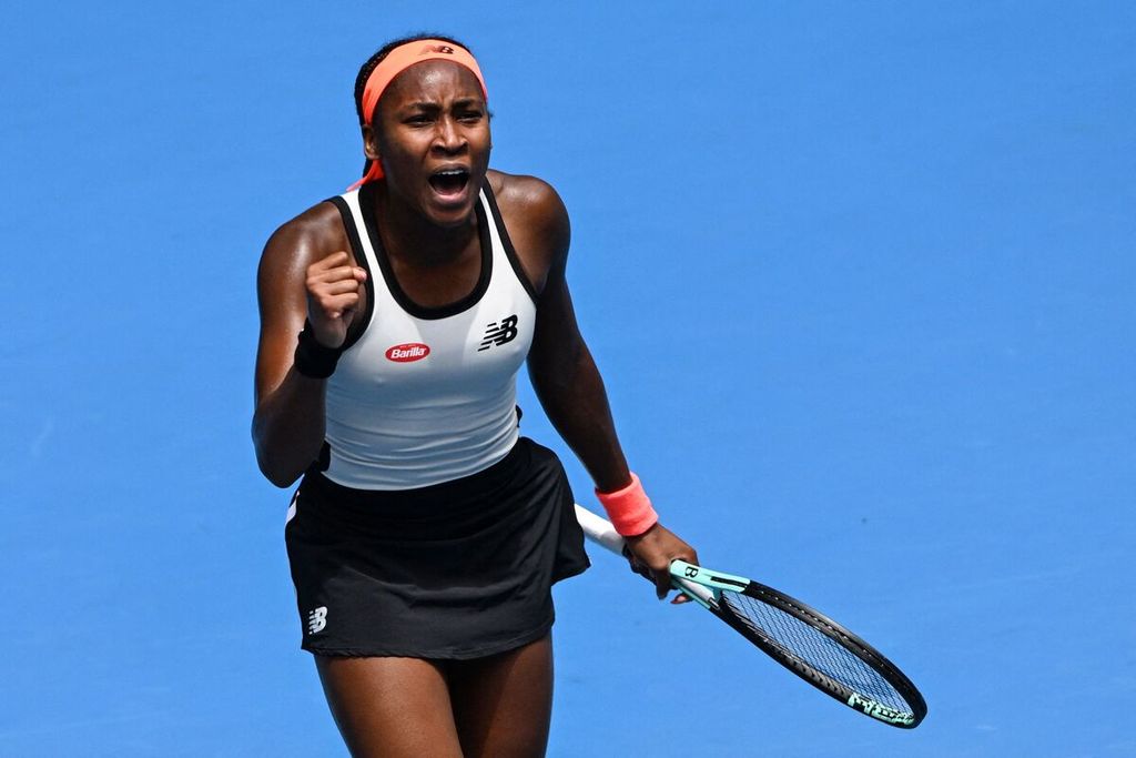 Petenis AS Coco Gauff merayakan kemenangannya atas petenis Ceko Katerina Siniakova pada laga babak pertama Australia Terbuka di Rod Laver Arena, Melbourne Park, Melbourne, Senin (16/1/2023). Gauff menang dengan skor 6-1, 6-4 