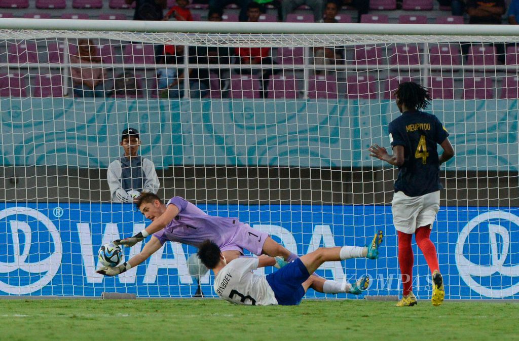 Aksi penyelamatan kiper Perancis, Paul Argney, saat mematahkan kesempatan emas pemain Uzbekistan, Yakhyo Urinboev, pada laga Piala Dunia U-17 2023 di Stadion Manahan, Kota Surakarta, Sabtu (25/11/2023). 