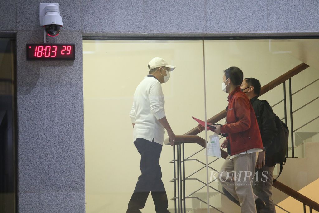 Wali Kota Ambon Richard Louhenapessy tiba di Gedung Komisi Pemberantasan Korupsi (KPK), Jakarta, 13 Mei 2022. Richard dijemput paksa lantaran dinilai tak kooperatif terhadap proses hukum setelah ditetapkan sebagai tersangka kasus dugaan suap terkait pemberian persetujuan izin prinsip pembangunan cabang usaha retail tahun 2020 di Kota Ambon.