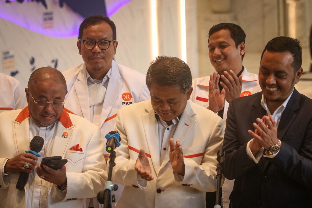Sekretaris Jenderal Partai Keadilan Sejahtera (PKS) Habib Aboe Bakar Alhabsyi (kiri) saat membaca pantun di samping Wakil Ketua Majelis Syura PKS Mohamad Sohibul Iman (tengah) dan Ketua DPP Partai Nasdem Willy Aditya (kanan) saat menutup jumpa pers di Nasdem Tower, Jakarta, Jumat (3/2/2023).