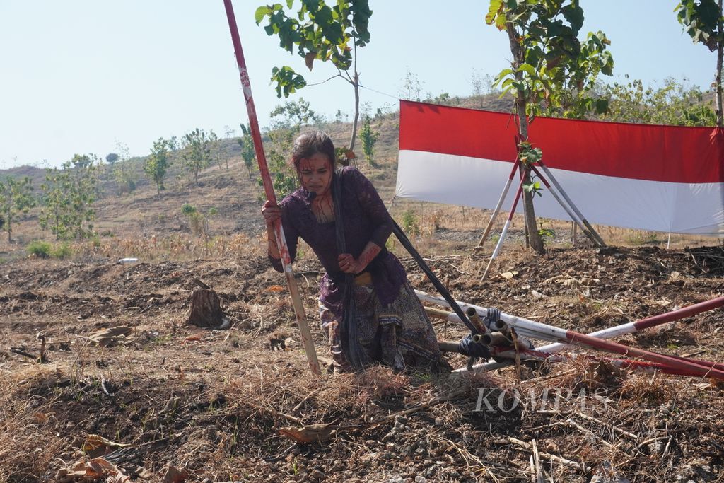 Aksi teatrikal berlangsung di sela-sela upacara rakyat dalam rangka memperingati Hari Ulang Tahun Kemerdekaan Ke-79 RI di Desa Brati, Kecamatan Kayen, Kabupaten Pati, Jawa Tengah, Sabtu (17/8/2024). 
