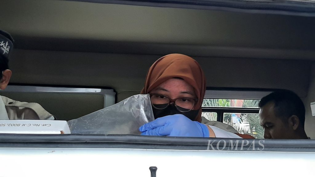 Petugas Balai Besar Pengawas Obat dan Makanan di Pontianak, Kalimantan Barat, memeriksa makanan yang dijajakan di Pontianak, Jumat (24/3/2023).