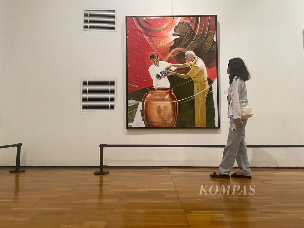 Pengunjung melihat lukisan Hartono tentang Presiden Joko Widodo dalam momen penyatuan air dan tanah di Ibu Kota Negara Nusantara, Kalimantan Timur, yang dipamerkan dalam pameran bertajuk Seni Agawe Santoso di Semarang Contemporary Art Gallery, Kota Semarang, Jawa Tengah, Selasa (28/2/2023). Pameran yang diikuti 45 seniman asal Jateng dan DI Yogyakarta itu akan digelar hingga 24 Maret 2023.
