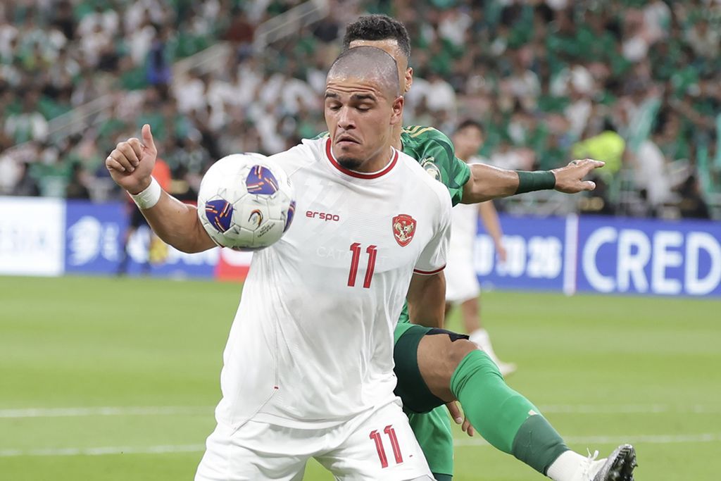 Pemain Indonesia, Ragnar Oratmangoen (depan), melindungi bola dari pemain Arab Saudi pada pertandingan babak pertama laga Grup C putaran ketiga Kualifikasi Piala Dunia 2026 zona Asia di Stadion King Abdullah Sports City, Jeddah, Jumat (6/9/2024) dini hari WIB. Pertandingan berakhir imbang dengan skor 1-1.