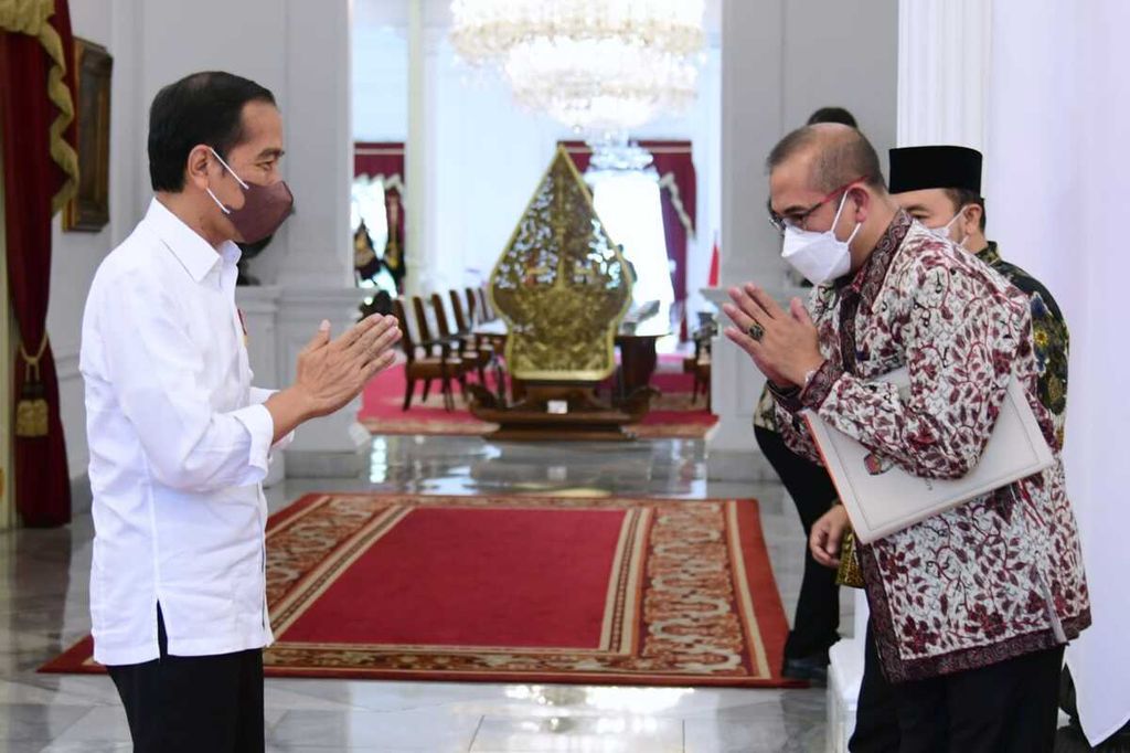 Presiden Joko Widodo menyampaikan dukungan pemerintah untuk penyelenggaraan pemilu serentak 2024. Hal ini disampaikan saat menerima Ketua KPU Hasyim Asy'ari (kanan) dan anggota KPU lainnya di Istana Merdeka, Jakarta, Senin (30/5/2022).