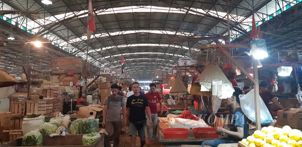 Suasana Pasar Induk Kramat Jati, Jakarta Timur, Senin (9/5/2022) siang.