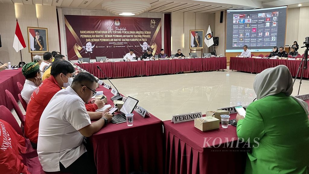 Suasana uji publik Rancangan Peraturan KPU tentang Pencalonan Anggota Dewan Perwakilan Rakyat, Dewan Perwakilan Rakyat Daerah (DPRD) Provinsi, dan DPRD Kabupaten/Kota di Kantor KPU di Jakarta, Rabu (8/3/2023)