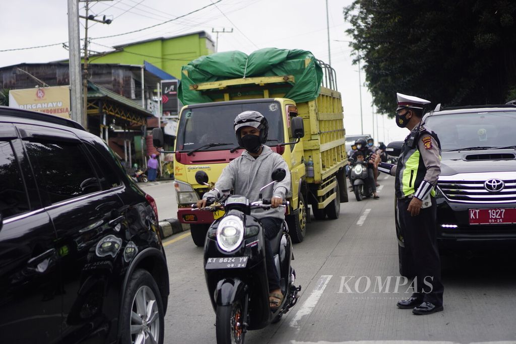 Polisi mengatur lalu lintas kendaraan di jalan menurun Kilometer 0 Jalan Soekarno-Hatta di Simpang Muara Rapak, Kota Balikpapan, Kalimantan Timur, Minggu (23/1/2022). Ini adalah lokasi kecelakaan maut yang terjadi pada Jumat (21/1/2022) hingga mengakibatkan 4 korban jiwa dan 31 korban luka-luka.