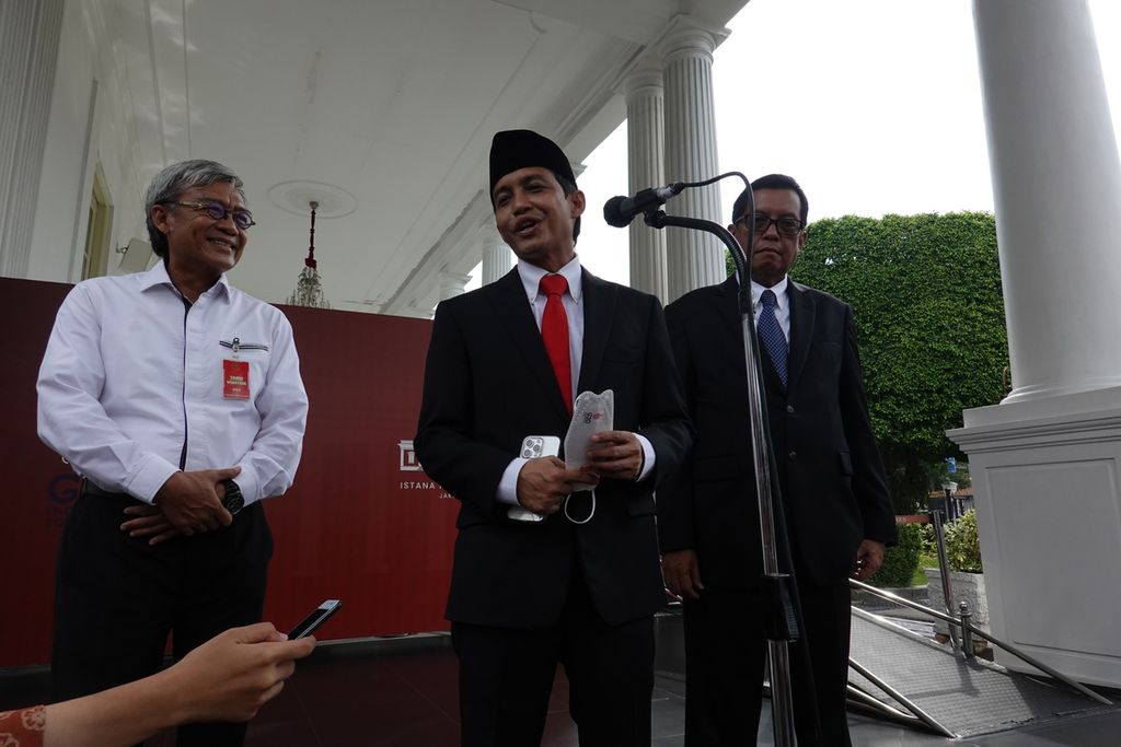 Presiden Jokowi Melantik Sejumlah Menteri dan Wakil Menteri pada Kabinet Indonesia Maju sisa masa jabatan 2019-2024. Politikus Partai Solidaritas Indonesia Raja Juli Antoni yang dilantik menjadi Wakil Menteri Agraria dan Tata Ruang/Wakil Kepala Badan Pertanahan Nasional memberikan keterangan pers usai menghadiri pelantikan di Istana Kepresidenan, Jakarta, Rabu (15/6/2022).