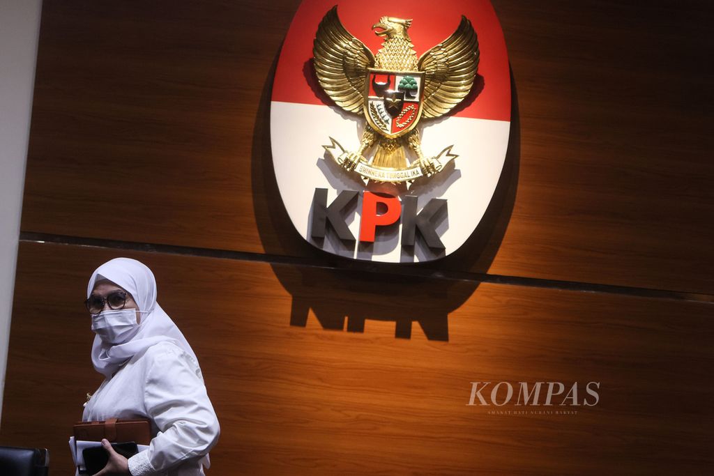 Wakil Ketua Komisi Pemberantasan Korupsi Lili Pintauli Siregar (kanan) seusai menyampaikan keterangan kepada wartawan terkait penanganan penanganan perkara yang menjerat Wali Kota Tanjungbalai M Syahrial di Gedung KPK, Jakarta, Jumat (30/4/2021). Lili menegaskan bahwa dirinya tidak pernah berkomunikasi dengan M Syahrial dalam penanganan perkara apalagi membantu penanganan perkara di KPK. 