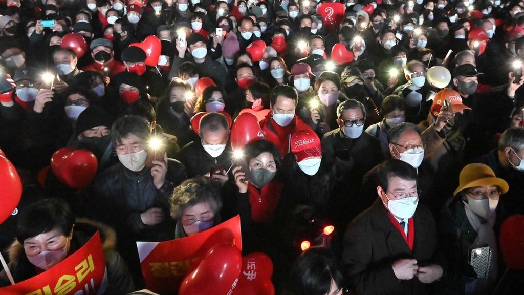 Pendukung kandidat Presiden Yoon Suk-yeol dari Partai Kekuatan Rakyat saat kampanye di Seoul, 8 Maret 2022.
