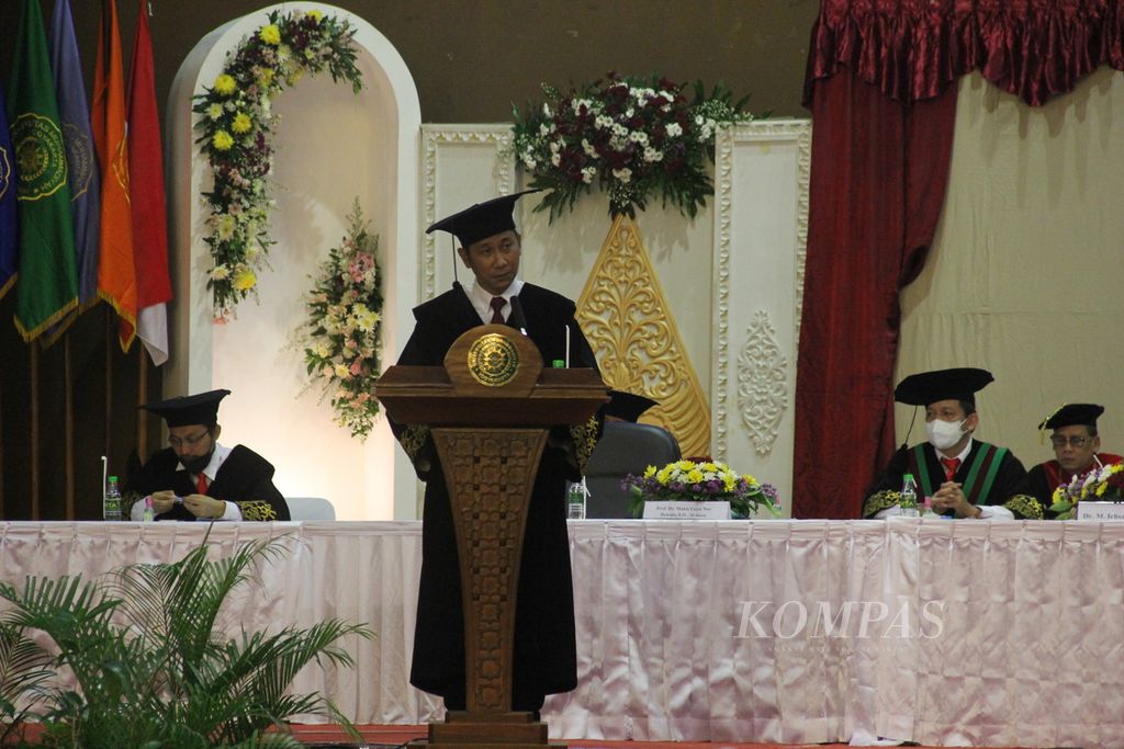 Guru Besar Ilmu Hukum Universitas Muhammadiyah Yogyakarta (UMY) Mukti Fajar Nur Dewata menyampaikan orasi ilmiah dalam rangka pengukuhan sebagai guru besar, Rabu (25/5/2022), di Gedung Sportorium UMY, Kabupaten Bantul, Daerah Istimewa Yogyakarta. 
