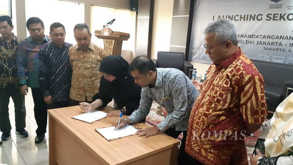 Ketua KPU DKI Jakarta Betty Epsilon Idroos (ketiga dari kanan) dan Koordinator Indonesia Corruption Watch Adnan Topan Husodo (kedua dari kanan) menandatangani kerja sama penyelenggaraan Sekolah Anti Korupsi, di Jakarta, Rabu (4/3/2020). Kegiatan ini bertujuan agar penyelenggara pemilu dapat terbebas dari perilaku koruptif.