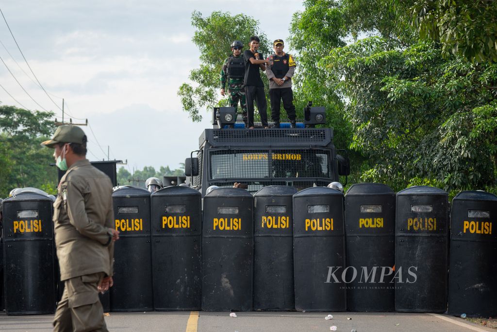 Polisi melakukan pengamanan saat bentrok dengna warga yang menolak pembangunan proyek Rempang Eco City di Pulau Rempang, Batam, Kepulauan Riau, Kamis (7/9/2023).