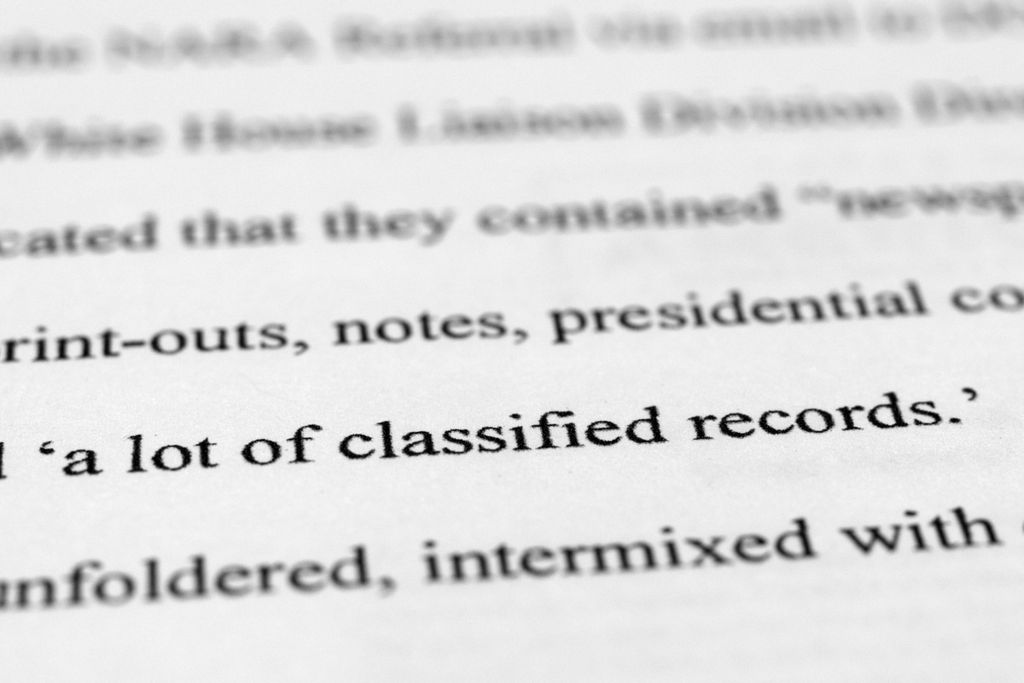 Foto sebagian halaman dokumen affidavit yang disetujui untuk dirilis oleh Pengadilan Federal California Selatan, Jumat (26/8/2022), tentang penggeledahan rumah peristirahatan mantan Presiden AS Donald Trump di Mar-a-Lago, Palm Beach, California. 