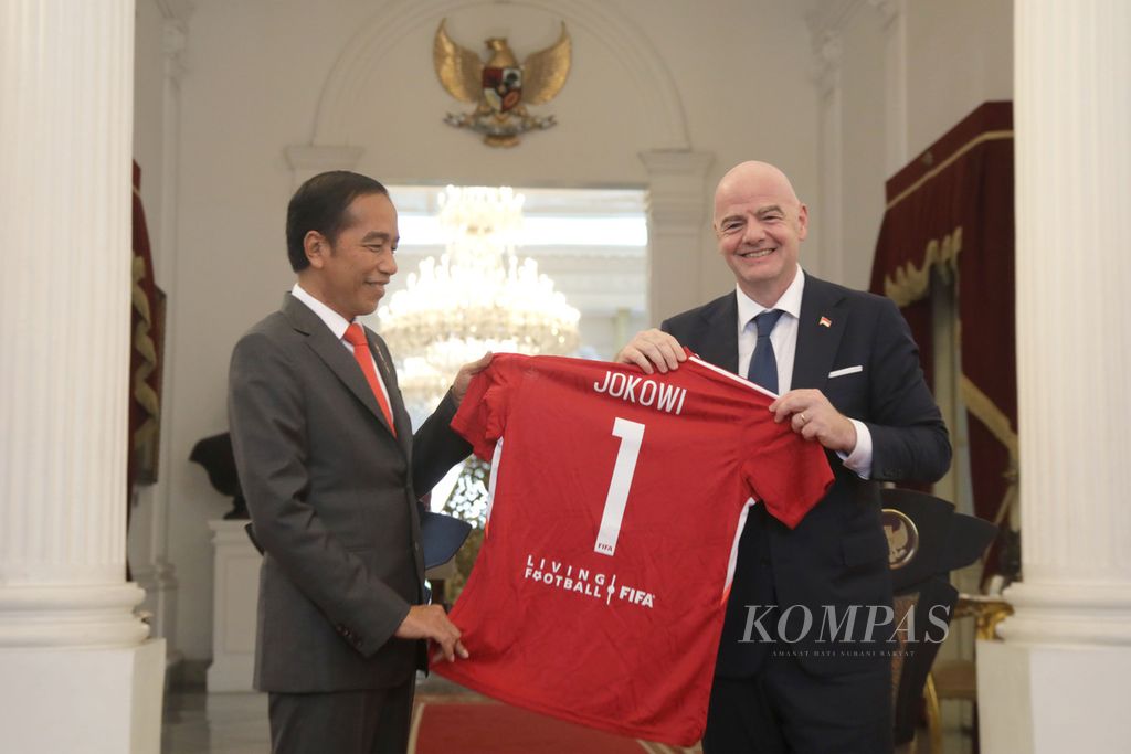 Presiden FIFA Gianni Infantino memberikan cendera mata kaus FIFA kepada Presiden Joko Widodo seusai pertemuan mereka di Istana Merdeka, Jakarta, Selasa (18/10/2022). Pertemuan ini dalam rangka mengawal transformasi sepak bola Indonesia pascatragedi di Stadion Kanjuruhan, Malang, 1 Oktober 2022. 