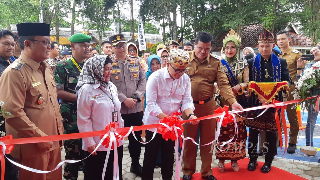 Menteri Pendayagunaan Aparatur Negara dan Reformasi Birokrasi Abdullah Azwar Anas didampingi Bupati Lampung Tengah Musa Ahmad dan pejabat terkait saat meresmikan Mal Pelayanan Publik Lampung Tengah pada Senin (27/2/2023). Fasilitas ini mengintegrasikan 161 jenis layanan dari berbagai instansi di pemerintah daerah ataupun eksternal. 