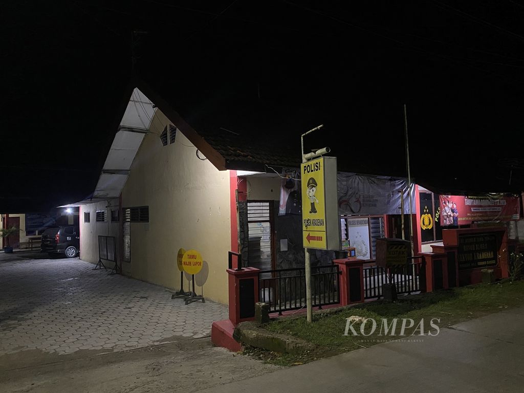 Suasana kantor Kepolisian Sektor Kradenan, Kabupaten Blora, Jawa Tengah, Kamis (15/12/2022). Polsek itu saat ini dipimpin oleh Inspektur Satu Umbaran Wibowo. Sebelum diketahui statusnya sebagai anggota Polri, Wibowo dikenal sebagai wartawan di Blora. 