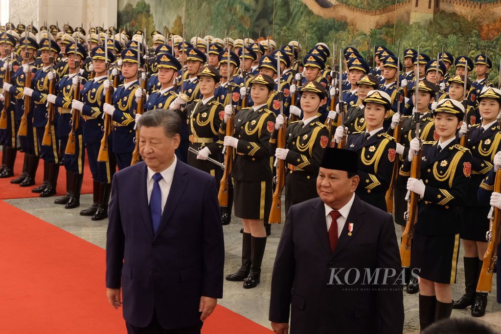 Presiden Prabowo Subianto dan Presiden China Xi Jinping memeriksa pasukan dari Tentara Pembebasan Rakyat (PLA) China dalam upacara kenegaraan penyambutan kunjungan kenegaraan Prabowo di Great Hall of The People, Beijing, China, Sabtu (9/11/2024),