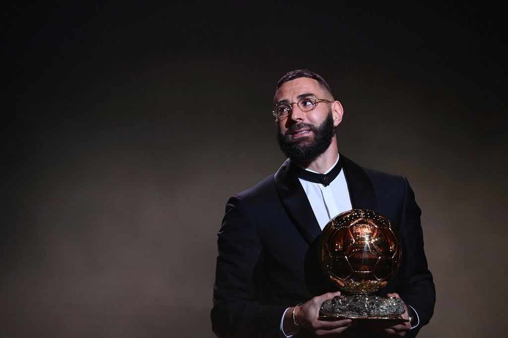 Momen hening usai Karim Benzema menerima Ballon d'Or 2022, di Theatre du Chatelet, Paris, Perancis, Senin (17/12/2022). Sejak tahun 2008, peraih Ballon d'Or didominasi oleh dua pemain yaitu Lionel Messi (7 kali) dan Cristiano Ronaldo (5 kali). Pemain Real Madrid Luca Modric menerobos dominasi tersebut dengan meraih Ballon d'Or tahun 2018.