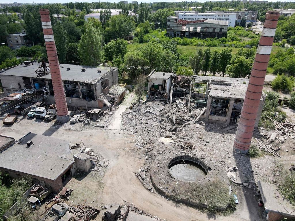 Foto yang diambil pada Jumat (24/6/2022) memperlihatkan sistem pembangkit yang hancur usai seranga rudal Rusia ke wilayah Kostyantynivka, Donetsk.