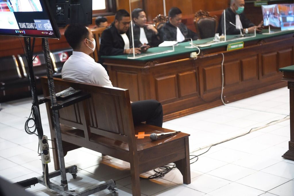 Eks Kasat Samapta Polres Malang AKP Bambang Sidik Achmadi di ruang sidang dalam kasus Tragedi Kanjuruhan di Pengadilan Negeri (PN) Surabaya, Jawa Timur, Kamis (16/3/2023). Agenda sidang adalah pembacaan vonis kepada terdakwa polisi. Dalam sidang majelis hakim memutuskan eks Komandan Kompi Brimob Polda Jawa Timur AKP Hasdarmawan dengan vonis 1 tahun 6 bulan penjara, sementara eks Kasat Samapta Polres Malang AKP Bambang Sidik Achmadi dan eks Kabag Ops Polres Malang Kompol Wahyu Setyo Pranoto divonis bebas. 