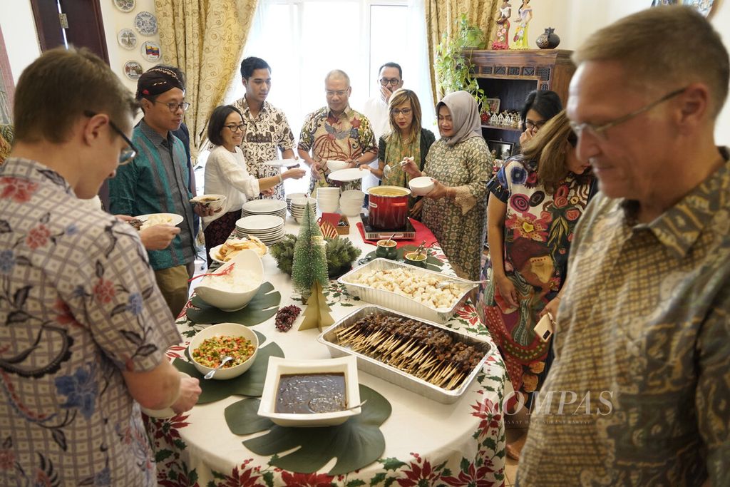 Suasana makan siang di kediaman Profesor Albertus Retnanto, Guru Besar Teknik Perminyakan Universitas Texas A&M di Qatar, yang terletak di Doha, Jumat (23/12/2022). Setiap menjelang Natal, keluarga Profesor Albertus Retnanto mengundang diaspora Indonesia yang berada di Qatar untuk berkumpul menikmati makanan sekaligus menjadi ajang bertemu di sela kesibukan masing-masing. 