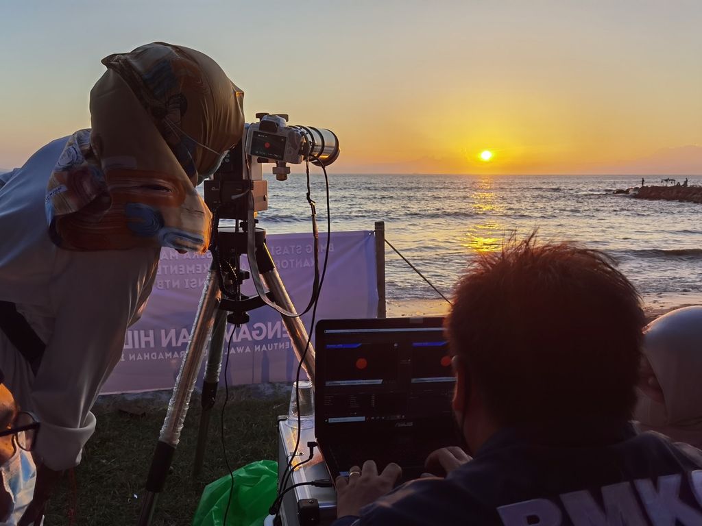 Suasana pengamatan hilal penentuan awal Ramadhan yang diselenggarakan oleh Badan Meteorologi, Klimatologi, dan Geofisika (BMKG) bersama Kantor Wilayah Kementerian Agama Provinsi Nusa Tenggara Barat di Pantai Loang Baloq, Kota Mataram, Senin (12/4/2021) sore. Hilal dalam pengamatan di Mataram tidak terlihat karena tertutup awan.