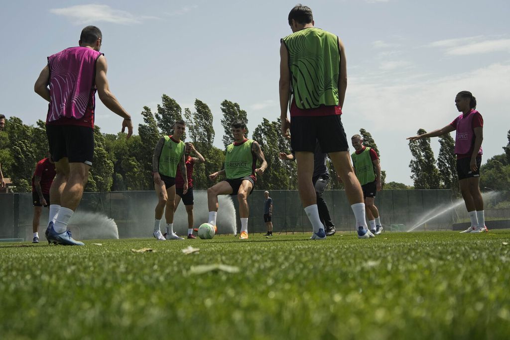 Pemain AS Roma, Roger Ibanez, mengontrol bola dalam sesi latihan bersama pemain AS Roma lainnya di fasilitas latihan Fulvio Bernardini, Roma, Italia, Selasa (24/5/2022). AS Roma dan Feyenoord akan berlaga di final Liga Konferensi Eropa di Stadion Air Albania, Tirana, Albania, Kamis (26/5/2022) dini hari WIB.