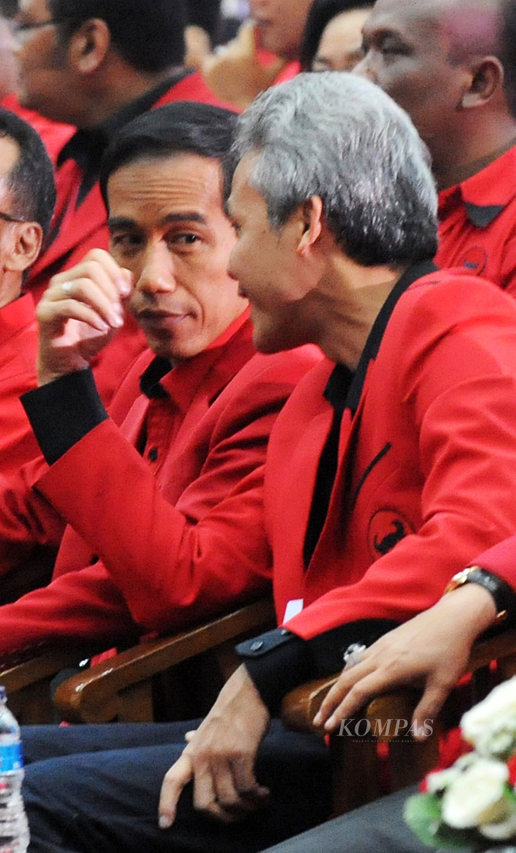 Gubernur DKI Jakarta Joko Widodo (kiri) dan Gubernur Jawa Tengah Ganjar Pranowo saat mengikuti pembukaan Rapat Kerja Nasional (Rakernas) III PDI Perjuangan yang dibuka oleh Ketua Umum PDI Perjuangan Megawati Soekarnoputri di Jakarta, Jumat (6/9/2013). 