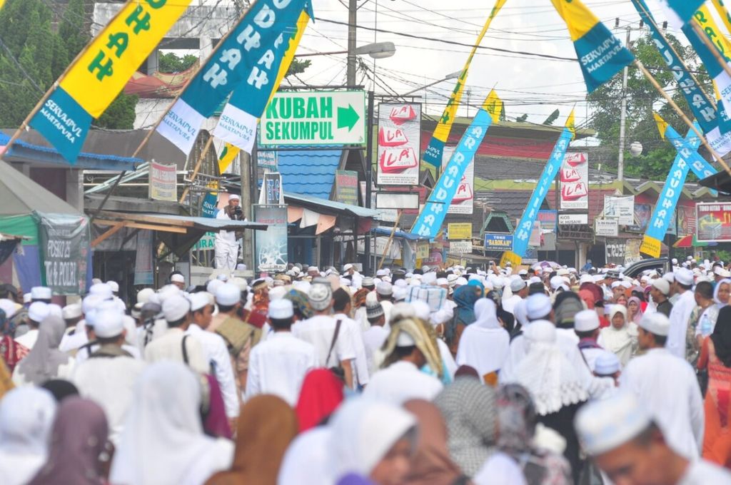 https://assetd.kompas.id/V30maDZEqD_NTx72_2wzOXbstFo=/1024x680/https%3A%2F%2Fkompas.id%2Fwp-content%2Fuploads%2F2020%2F11%2F20201121-Haul-Guru-Sekumpul-1_1605956476.jpg