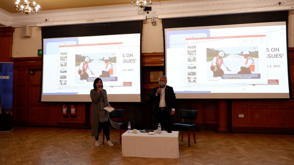 Selain menjadi ibu sekaligus mahasiswa S2 University College London, London, Inggris, Nadia Atmaji (kiri) juga aktif berorganisasi. Dia pernah menjadi moderator dalam acara diskusi dengan Menteri Pekerjaan Umum dan Perumahan Rakyat Basuki Hadimuljono dalam rangka Konferensi Tingkat Tinggi Ke-26 tentang Perubahan Iklim atau COP 26 di Glasgow, Skotlandia, Selasa (2/11/2021).