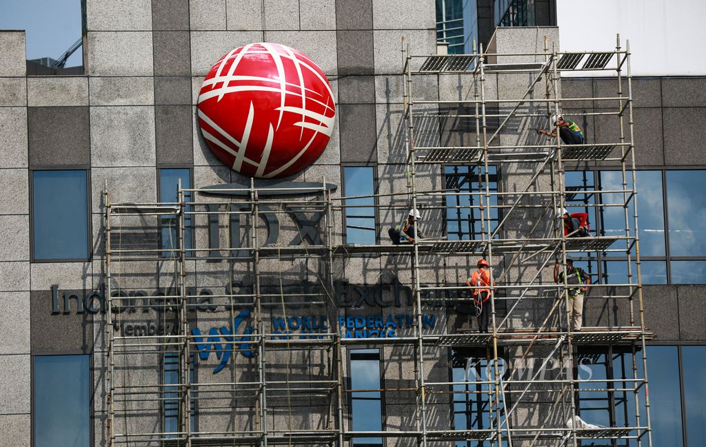 Aktivitas pekerja di gedung Bursa Efek Indonesia, Jakarta, Minggu (29/5/2022).