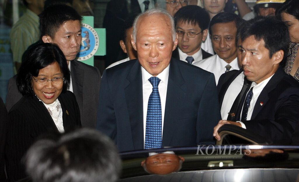 Lee Kuan Yew Besuk SoehartoMantan Perdana Menteri Singapura Lee Kuan Yew meninggalkan Rumah Sakit Pusat Pertamina, Jakarta seusai menjenguk Mantan Presiden Soeharto, Minggu (13/1/2008). 