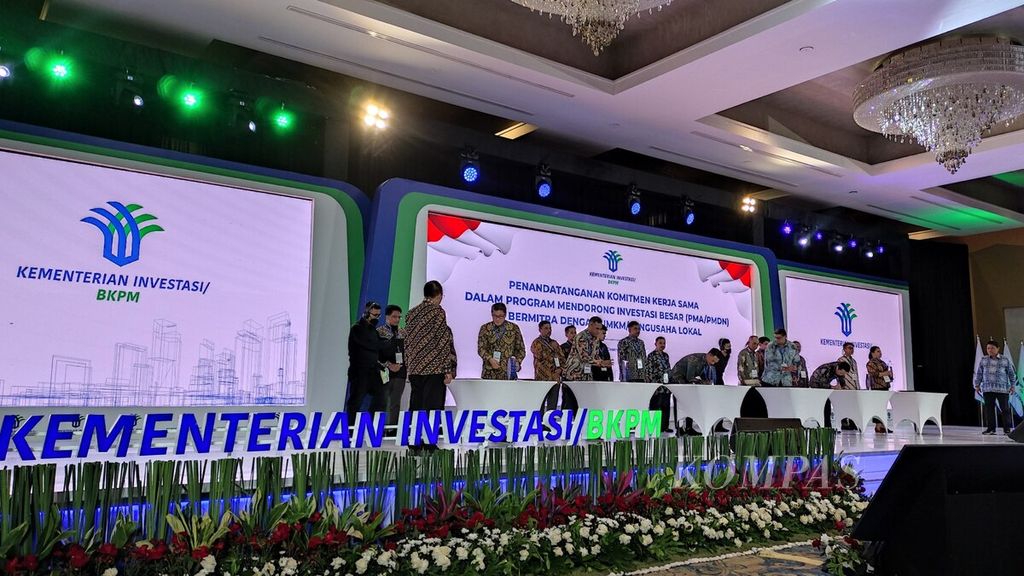 Kementerian Investasi/BKPM mendorong kalangan pengusaha PMA dan PMDN bermitra dengan UMKM dan pengusaha lokal. 