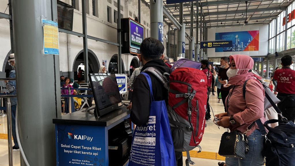 Penumpang saat mencetak tiket secara mandiri di Stasiun Pasar Senen, Jakarta Pusat pada Rabu (7/12/2022).