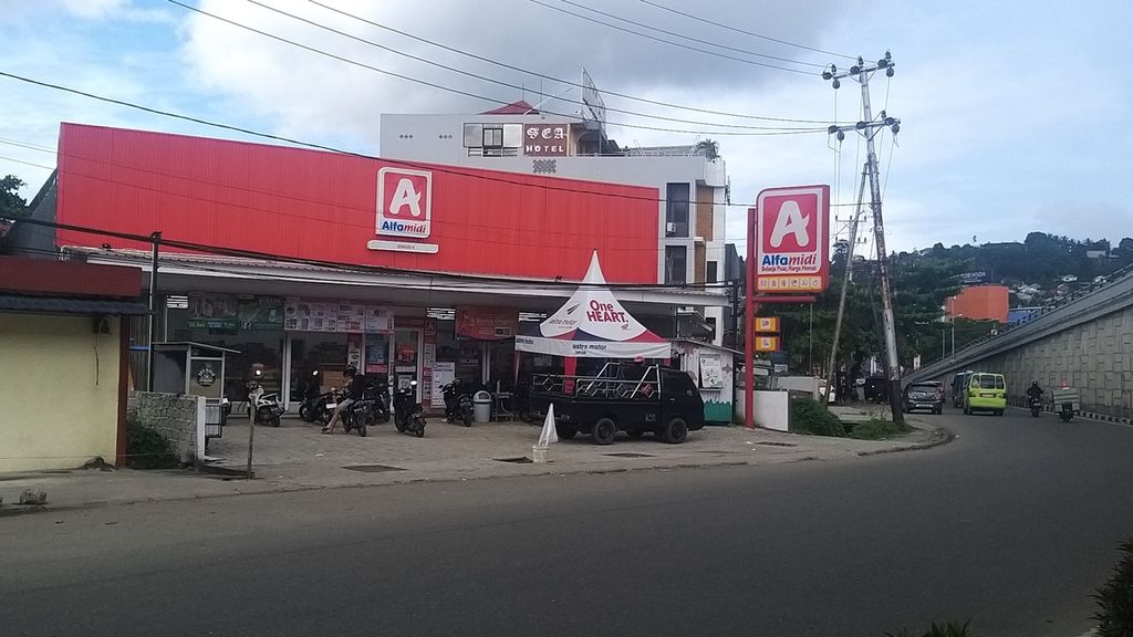 Salah satu usaha ritel di Ambon, Maluku, seperti pada Sabtu (14/5/2022). Wali Kota Ambon Richard Louhenapessy tersandung kasus suap izin pendirian ritel tersebut.